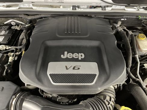 Used 2017 Jeep Wrangler Unlimited Sahara w/ Connectivity Group image 15