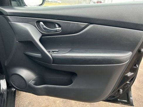 Used 2019 Nissan Rogue SV image 39