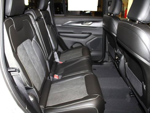 New 2025 Jeep Grand Cherokee Altitude image 31