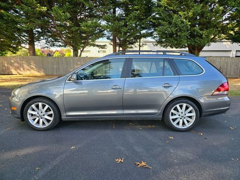 Used 2011 Volkswagen Jetta SE w/ Wheel & Sunroof Pkg FWD image 3