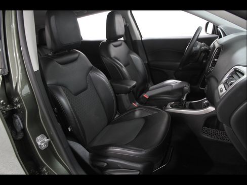 Used 2019 Jeep Compass Latitude FWD image 17