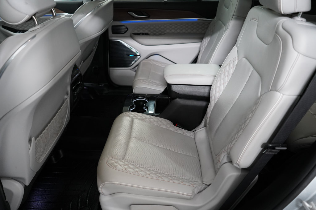Used 2021 Jeep Grand Cherokee L Summit w/ Luxury Tech Group V AWD/4WD image 19