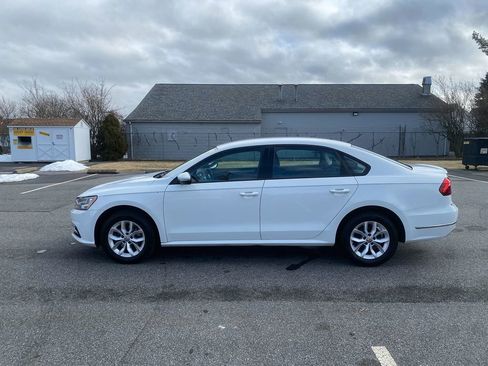 Used 2018 Volkswagen Passat 2.0T S image 9