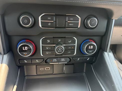 Used 2022 Chevrolet Suburban LT w/ LT Signature Package RWD image 44