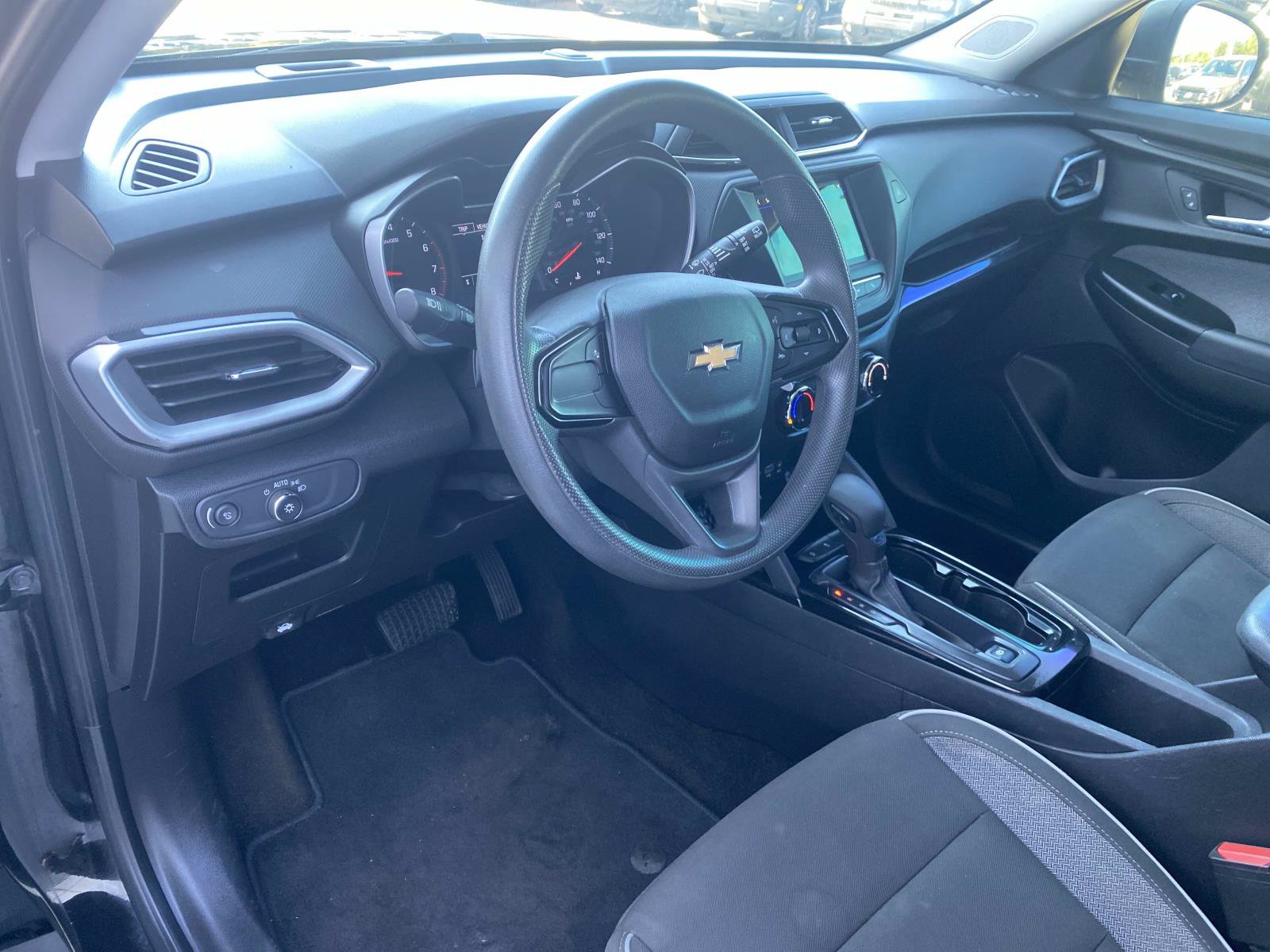 Used 2021 Chevrolet TrailBlazer LS w/ LPO, Blackout Package FWD image 17