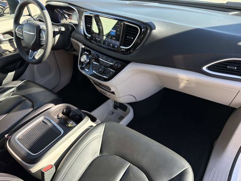 Used 2023 Chrysler Pacifica Touring-L image 26