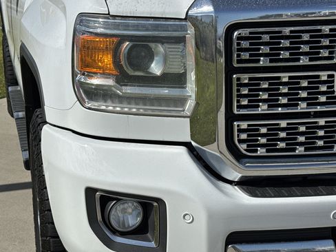 Used 2018 GMC Sierra 2500 Denali w/ Duramax Plus Package AWD/4WD image 10