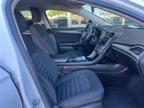 Used 2017 Ford Fusion SE w/ Fusion SE Technology Package image 19