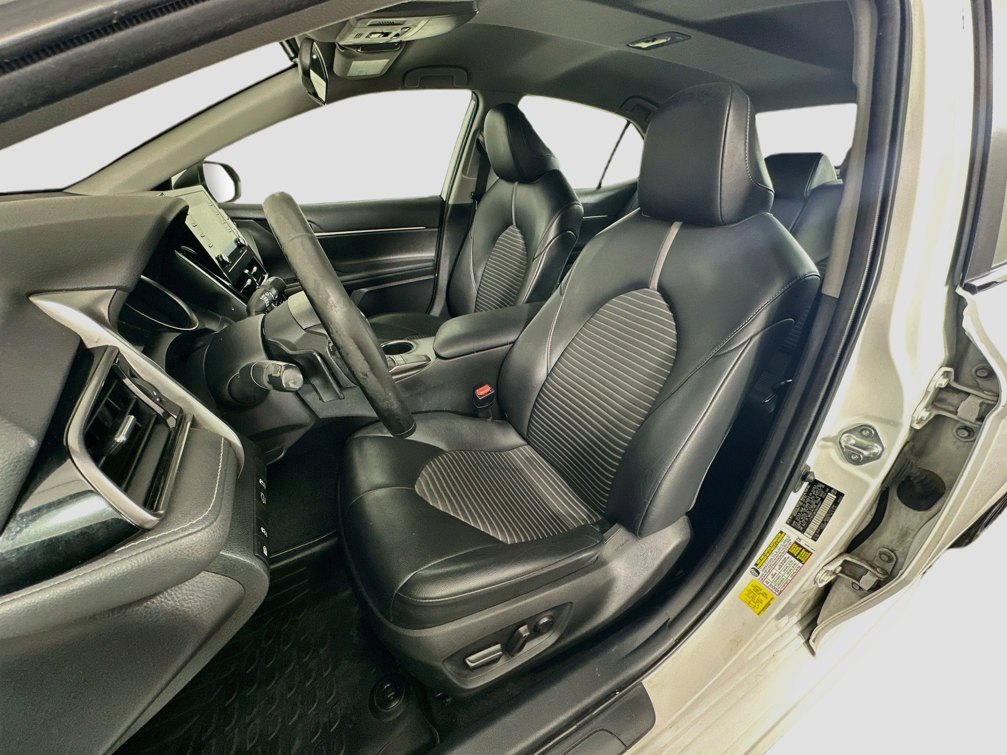 Used 2022 Toyota Camry SE FWD image 13