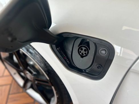 Used 2024 Porsche Taycan image 11