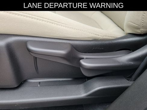 Used 2022 Chevrolet Traverse LS FWD image 16