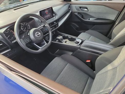 Used 2023 Nissan Rogue SV image 3
