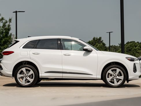 Certified 2025 Audi Q5 Premium w/ Premium Plus AWD/4WD image 3