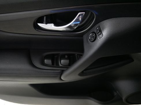 Used 2019 Nissan Rogue SV image 19