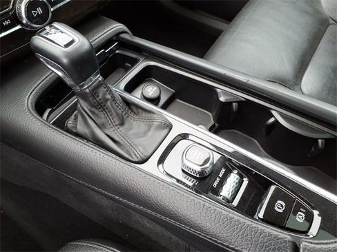 Used 2018 Volvo XC90 T6 Momentum w/ Convenience Package image 18