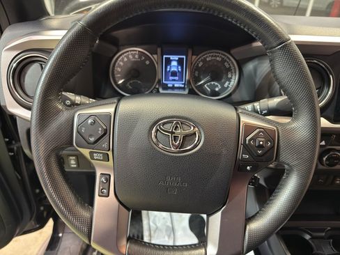 Used 2016 Toyota Tacoma Limited w/ Towing Package image 16