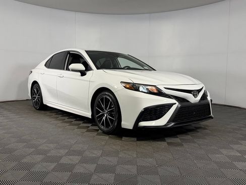 Used 2023 Toyota Camry SE w/ Convenience Package FWD image 4