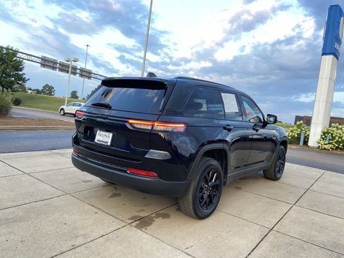 Used 2024 Jeep Grand Cherokee Altitude RWD image 13