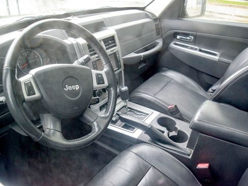 Used 2010 Jeep Liberty Limited w/ Tire & Wheel Group image 21