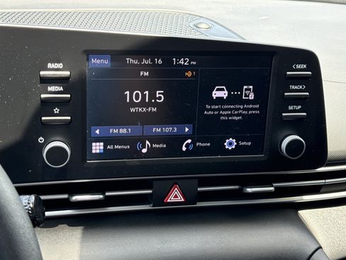 Certified 2025 Hyundai Elantra SE FWD image 22