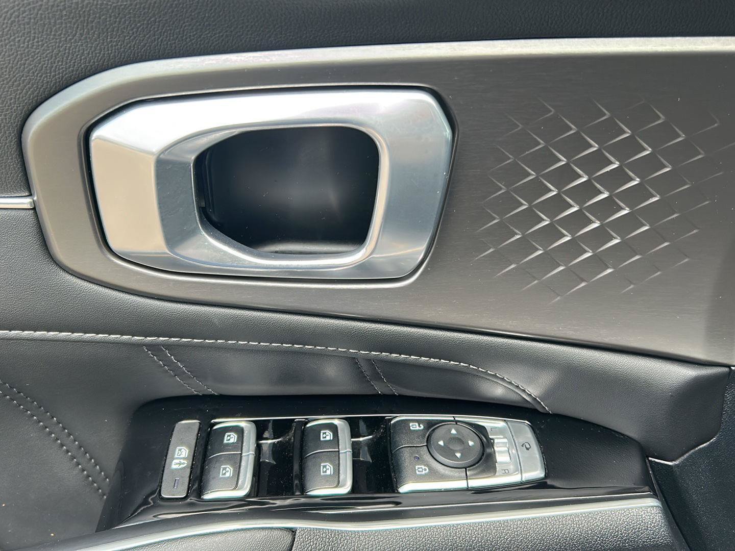Used 2023 Kia Sorento SX FWD image 9