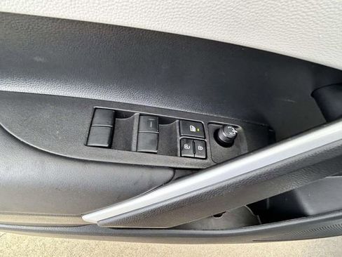 Used 2025 Toyota Corolla Cross L image 13