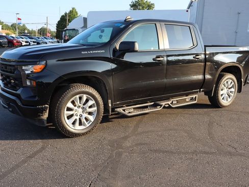 Used 2023 Chevrolet Silverado 1500 Custom AWD/4WD image 2