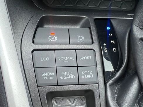 Used 2022 Toyota RAV4 XLE Premium AWD/4WD image 9