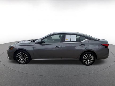 Used 2025 Nissan Altima 2.5 SV FWD image 9