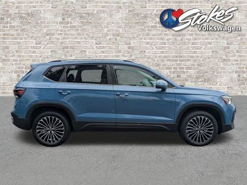 Used 2025 Volkswagen Taos SE FWD image 3