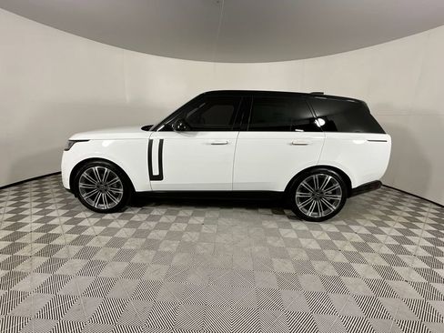 Used 2025 Land Rover Range Rover SE image 2