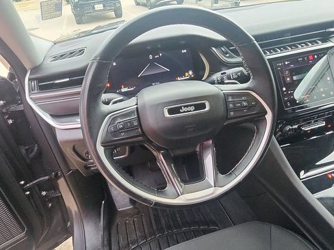 Used 2022 Jeep Grand Cherokee L Laredo w/ Luxury Tech Group I AWD/4WD image 18