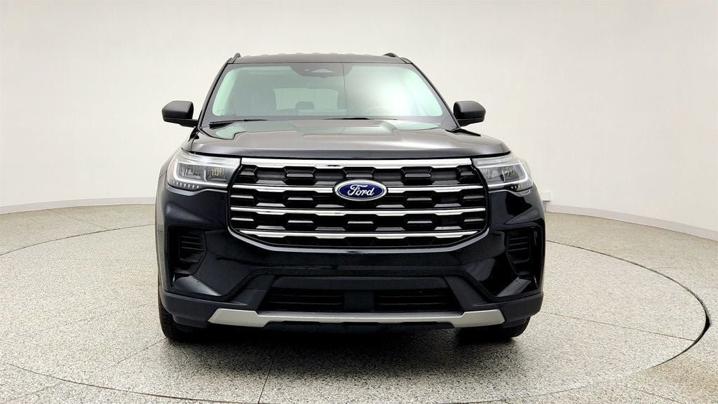Used 2025 Ford Explorer Active AWD/4WD image 2