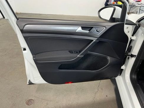 Used 2018 Volkswagen e-Golf SE FWD image 25