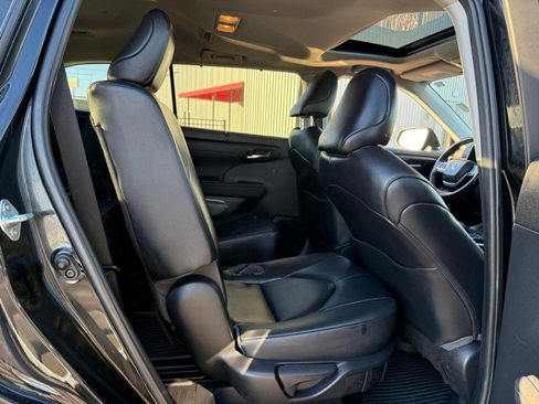 Used 2023 Toyota Highlander XLE image 11