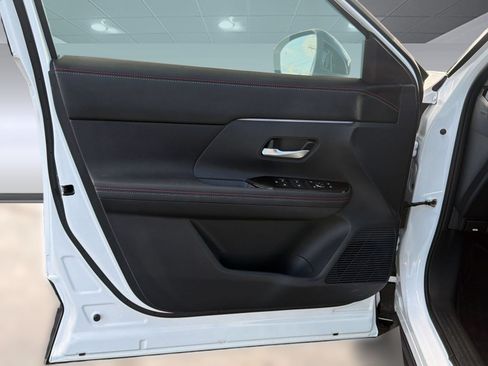 Certified 2025 Nissan Kicks SR FWD image 16