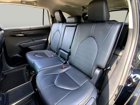 Used 2025 Toyota Highlander XLE AWD/4WD image 21