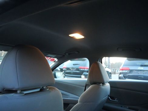 Used 2021 Hyundai Elantra SE image 21