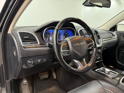 Used 2018 Chrysler 300 Limited RWD image 13