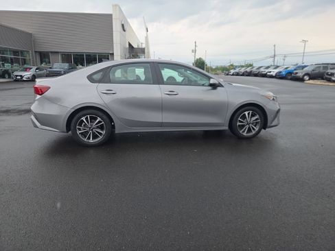 Used 2024 Kia Forte LXS w/ LXS Technology Package FWD image 8