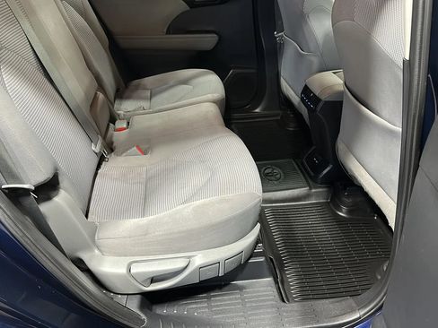 Used 2021 Toyota Highlander LE AWD/4WD image 16