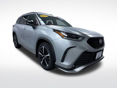 Used 2022 Toyota Highlander XSE AWD/4WD image 2
