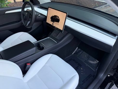 Used 2022 Tesla Model Y Performance AWD/4WD image 32
