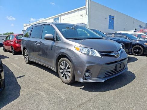 Used 2018 Toyota Sienna XLE w/ XLE Navigation Package AWD/4WD image 3
