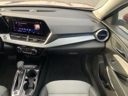 Used 2025 Chevrolet Trax LT w/ LT Convenience Package image 55