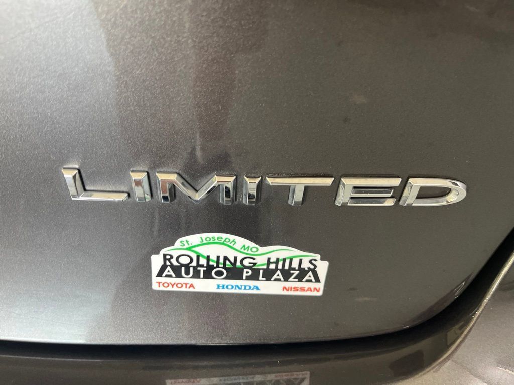 Used 2023 Chrysler Pacifica Limited FWD image 45