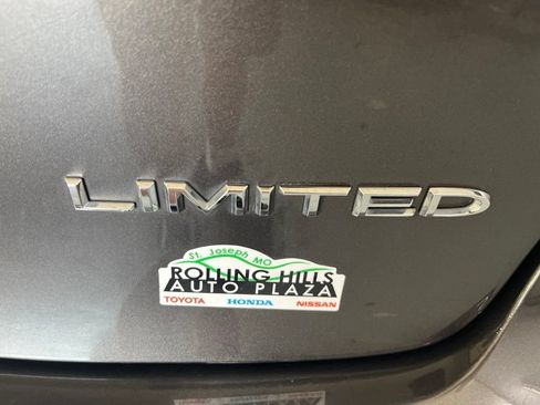 Used 2023 Chrysler Pacifica Limited FWD image 45