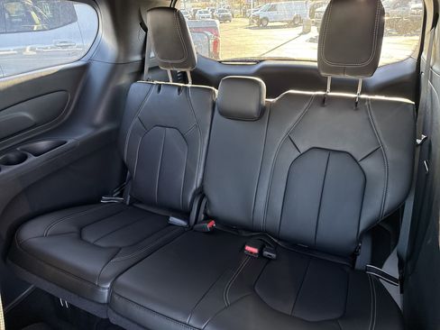 New 2026 Chrysler Pacifica Select image 18