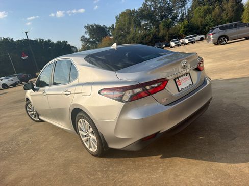 Used 2021 Toyota Camry LE FWD image 6