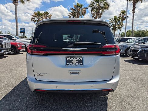Used 2024 Chrysler Pacifica Touring-L FWD image 4